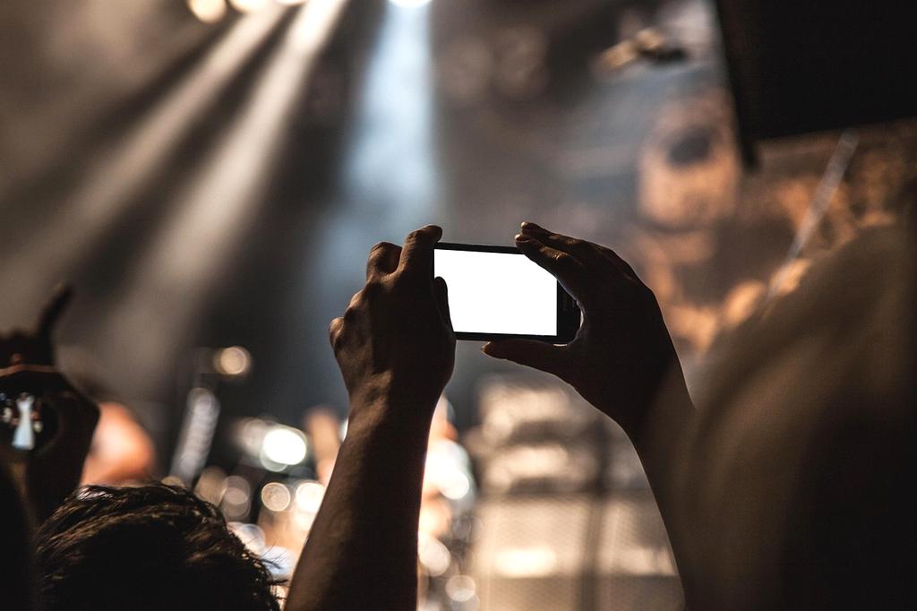 Live Konzertszene mit jubelndem Publikum