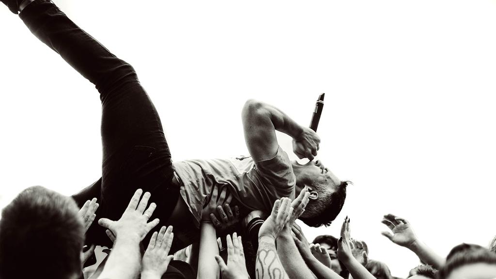 Menschen tanzen auf dem Berlin Musikfestival