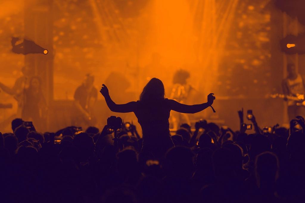 Rockband spielt energisch vor begeistertem Publikum in Köln