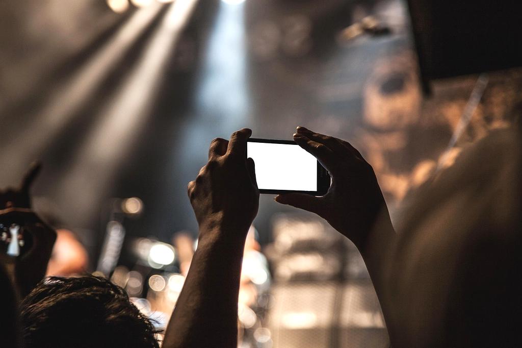 Große Live-Veranstaltung in einem modernen Musikvenue