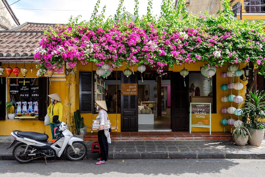Außenansicht der Münchner Oper bei Sonnenuntergang